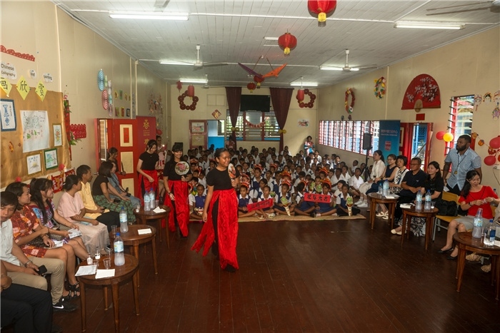 中華學(xué)校學(xué)生表演扇子舞。