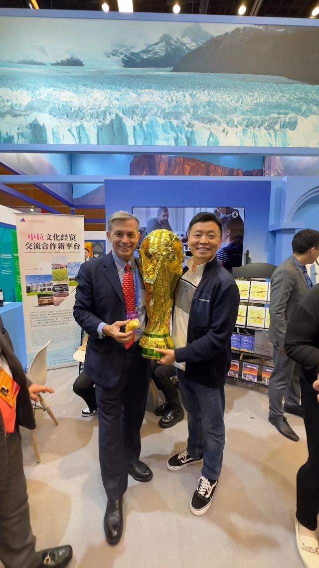 2022年，馬克西米與同事在上海。圖片由受訪者提供