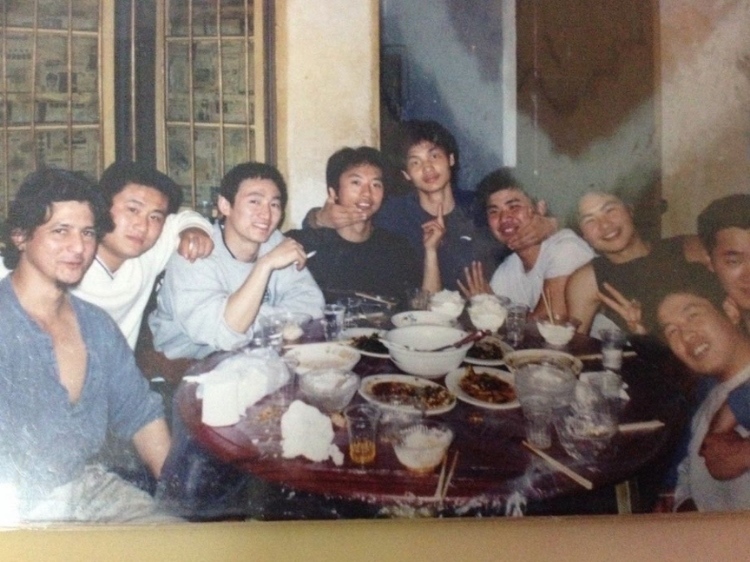 2007 年，卡洛斯·卡斯蒂略（左一）和他的中國朋友在武漢慶祝春節(jié)。圖片由受訪者提供