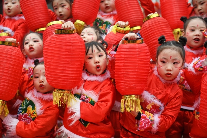 1月18日，四川省閬中市閬中古城，民間藝人和文藝工作者在表演節(jié)目歡度臘八節(jié)，喜迎農(nóng)歷新年。這是參演的小朋友在表演。新華社發(fā)（王玉貴 攝）