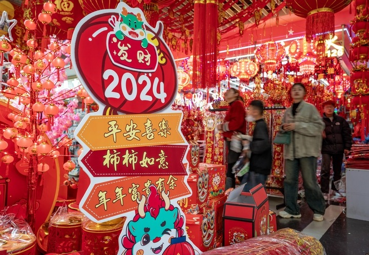 1月11日，顧客在昆明新螺螄灣國(guó)際商貿(mào)城選購(gòu)節(jié)日飾品。新華社記者 陳欣波 攝