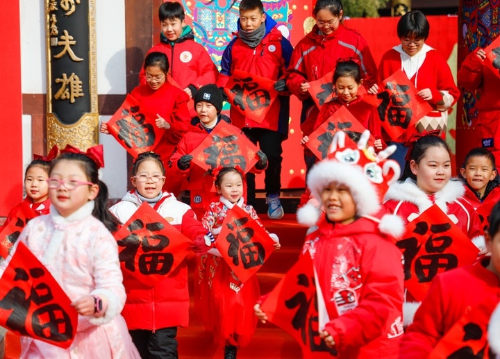 2月2日，小朋友在濟(jì)南五龍?zhí)毒皡^(qū)參加送福字活動(dòng)。新華社發(fā)（徐舟攝）