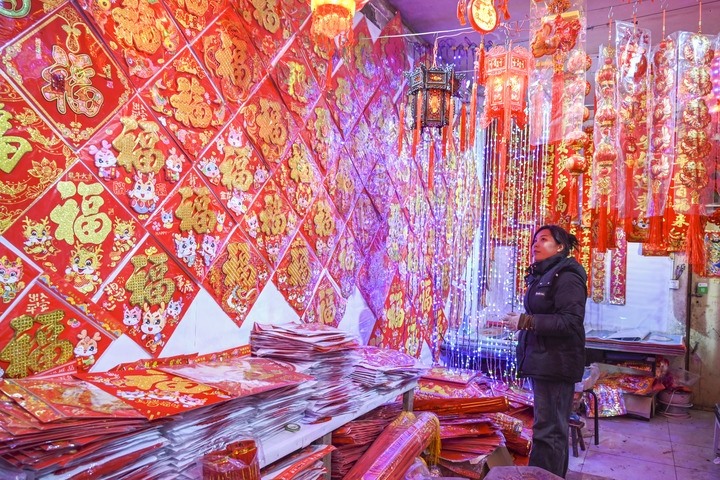 1月21日，在山西省晉中市平遙縣一家市場(chǎng)，市民在選購(gòu)年貨。新華社發(fā)（梁生仁攝）