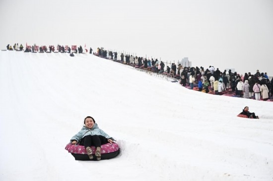 圖為1月18日，市民在內(nèi)蒙古賽馬場滑雪圈。新華社記者 貝赫 攝