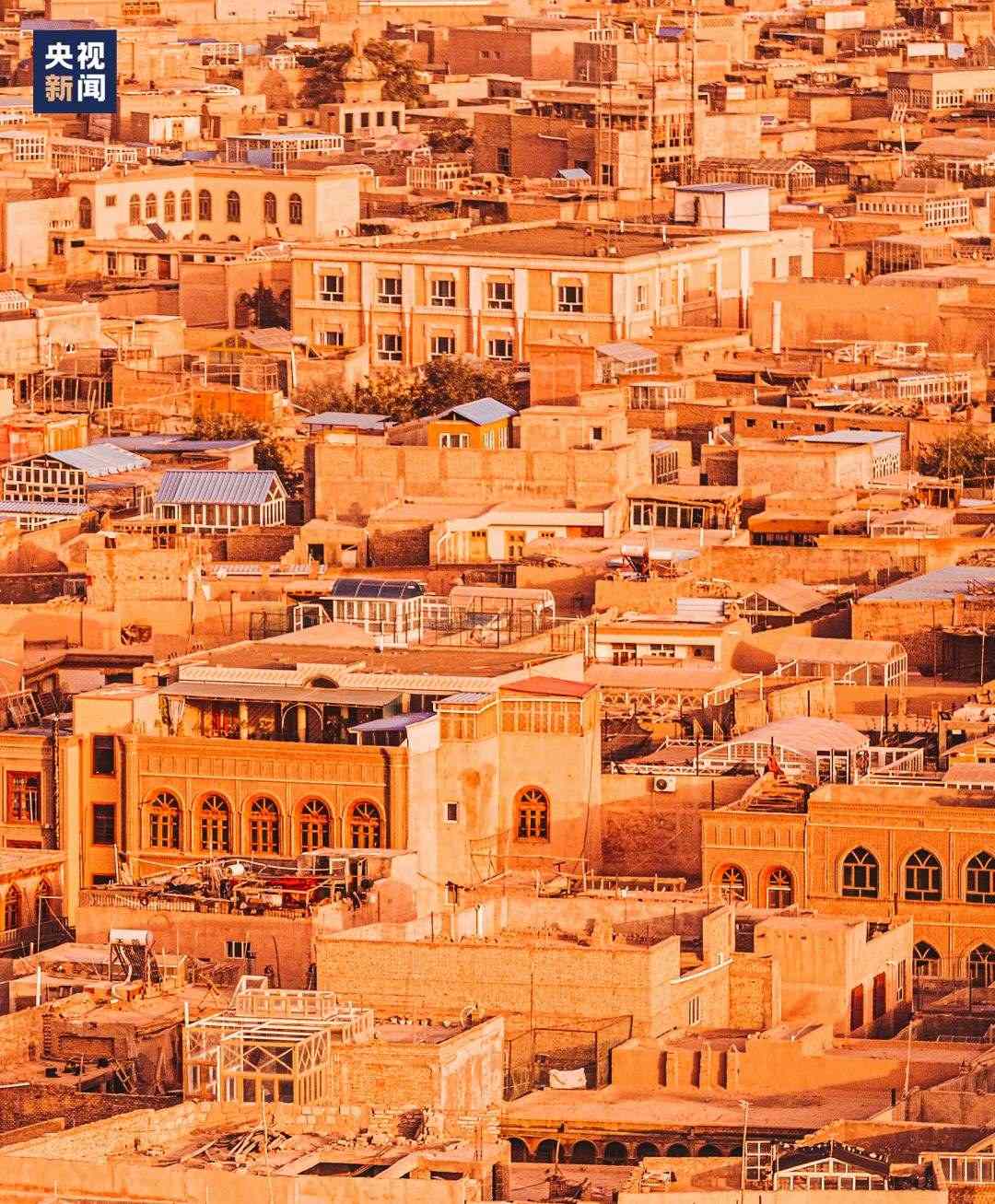 △喀什古城在天山和昆侖山的守護(hù)下，留住了千年前的樣子。