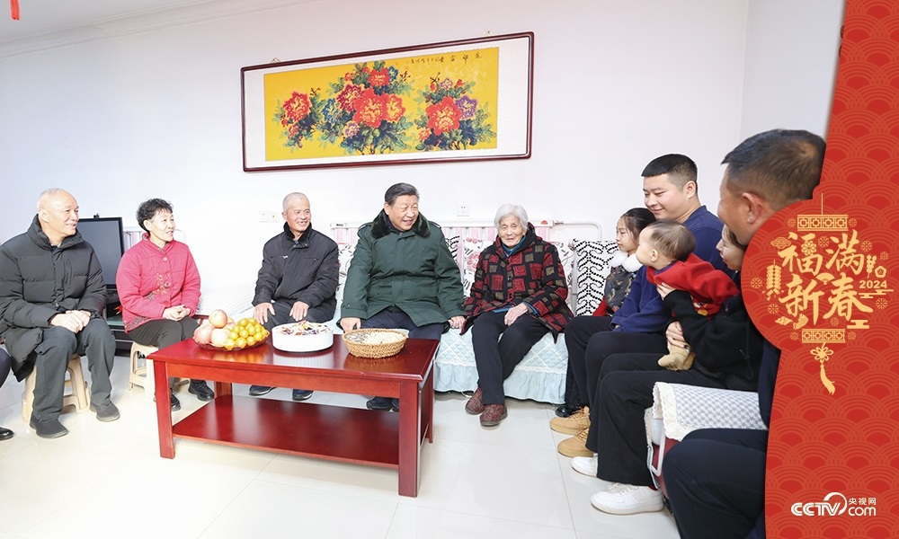 2024年2月1日，習近平總書記在天津市西青區(qū)辛口鎮(zhèn)第六埠村考察時，同村民杜洪剛一家人親切拉家常。