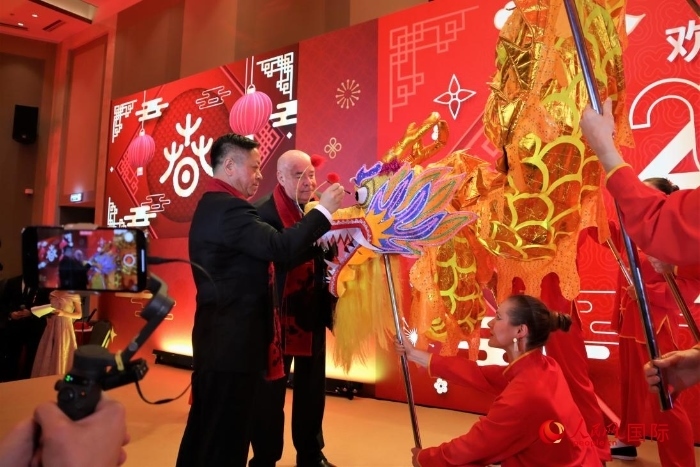 張漢暉（左）、施威特科（右）共同為彩龍點(diǎn)睛。于子恒攝