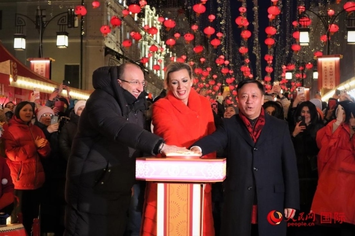 張漢暉、扎哈羅娃、科茲洛夫（從右至左）共同按下活動(dòng)啟動(dòng)按鈕。于子恒攝