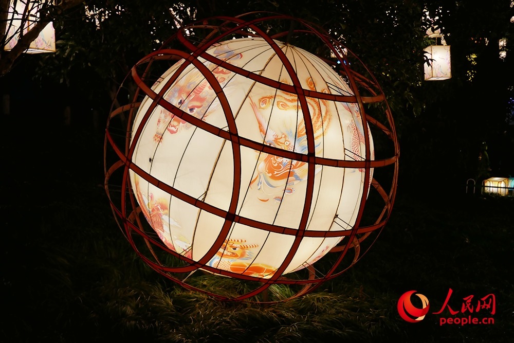 白鷺洲公園展出的燈彩作品。人民網(wǎng)記者 韋衍行攝