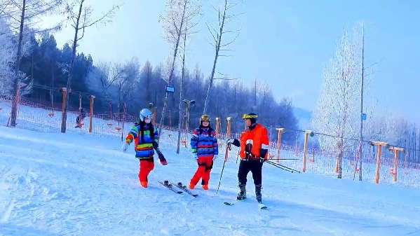 新春走基層｜滑雪場(chǎng)上過(guò)春節(jié)！冰城“冷資源”變成“熱經(jīng)濟(jì)”