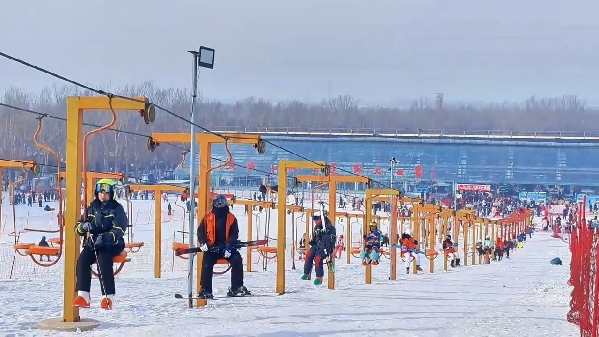 新春走基層｜滑雪場(chǎng)上過(guò)春節(jié)！冰城“冷資源”變成“熱經(jīng)濟(jì)”