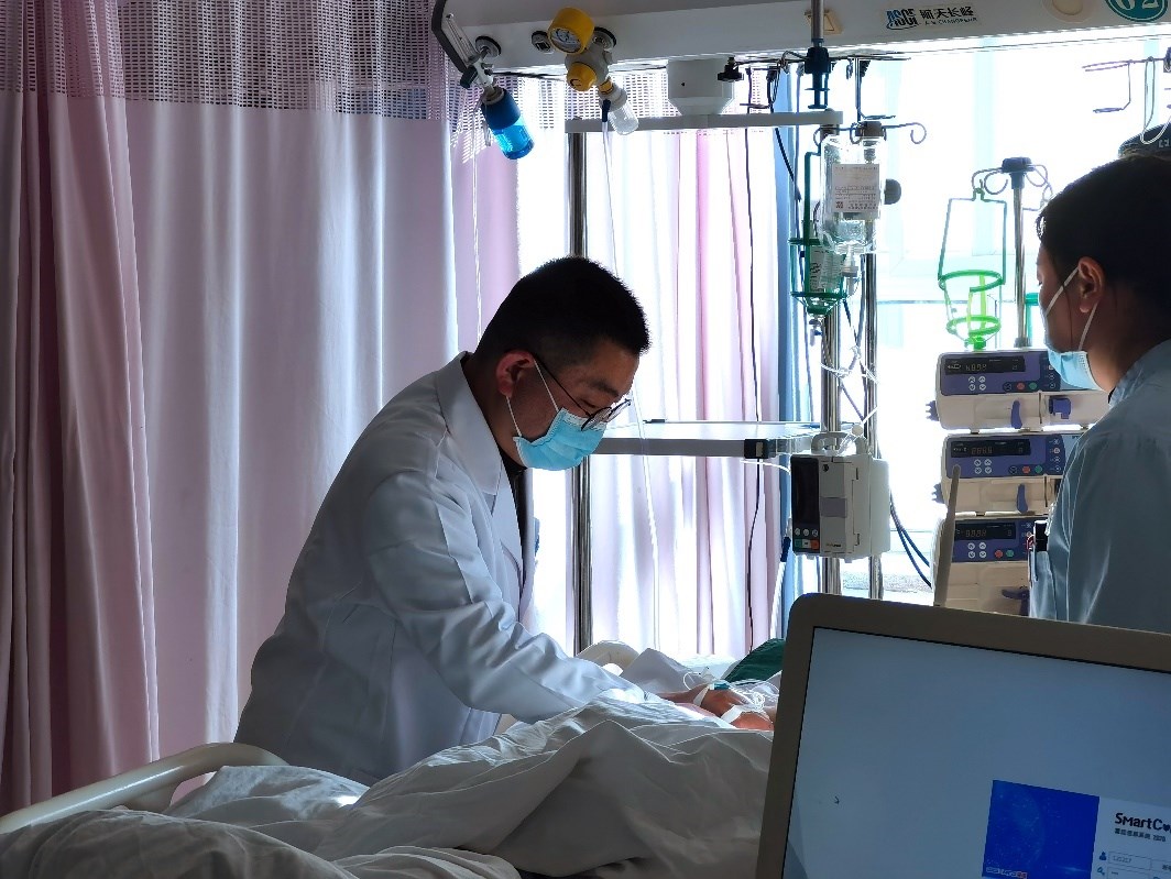 徐晉偉正在觀察患者體征。人民網記者 栗翹楚攝