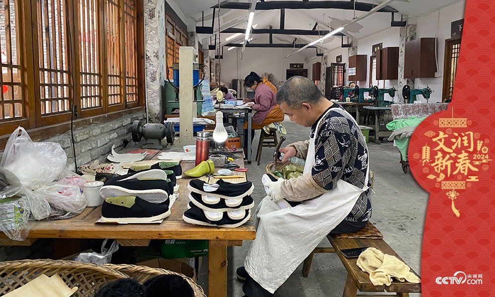 唐昌布鞋坊內(nèi)的工人正在趕制布鞋。王凡攝