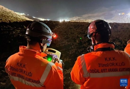 2月13日，救援人員在土耳其東部埃爾津詹省伊利奇區(qū)礦難現(xiàn)場工作。新華社發(fā)（穆斯塔法·卡亞攝）