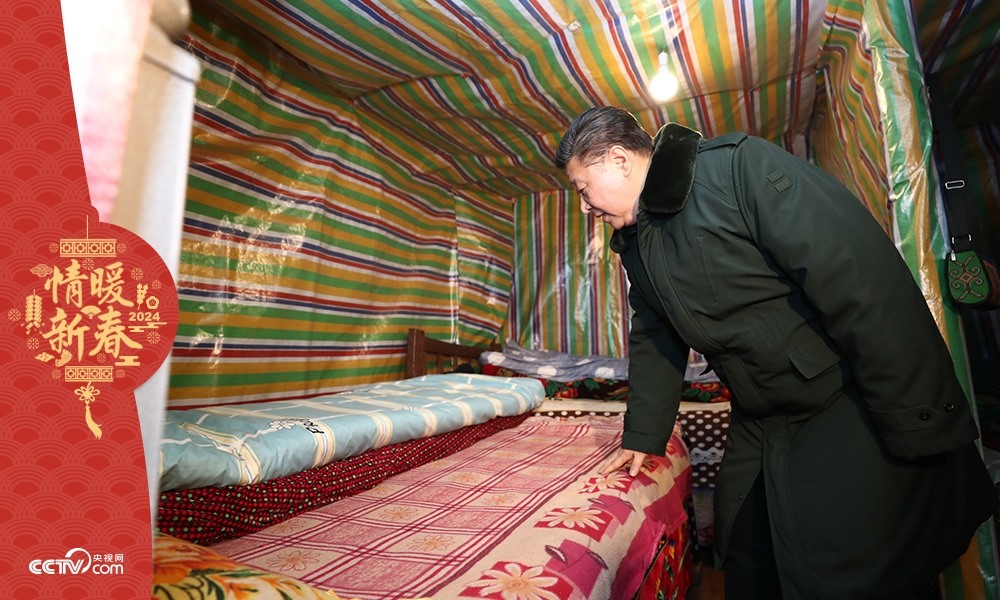 2018年2月11日，習近平總書記在四川三河村貧困戶吉好也求家中看望。