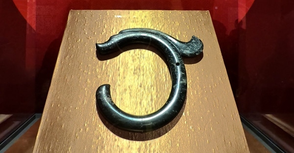 紅山文化C形玉龍。人民網(wǎng)記者 韋衍行攝