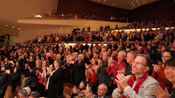 中德觀眾觀看中央民族樂(lè)團(tuán)“”天地永樂(lè)·中國(guó)節(jié)“”音樂(lè)會(huì)。中國(guó)駐德國(guó)大使館供圖