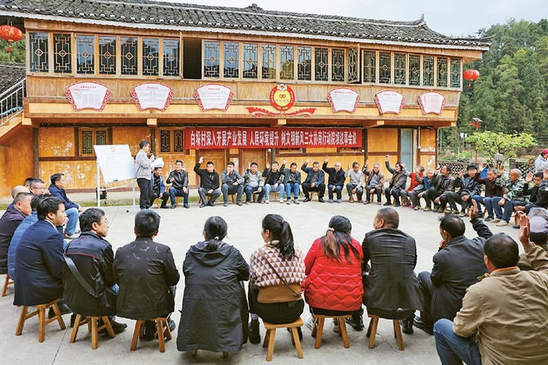 圖為2023年4月6日，貴州省黔東南苗族侗族自治州施秉縣白垛鄉(xiāng)白垛村村民在討論產(chǎn)業(yè)發(fā)展、人居環(huán)境提升、鄉(xiāng)村文明建設(shè)相關(guān)事宜。 人民圖片 磨桂賓/攝