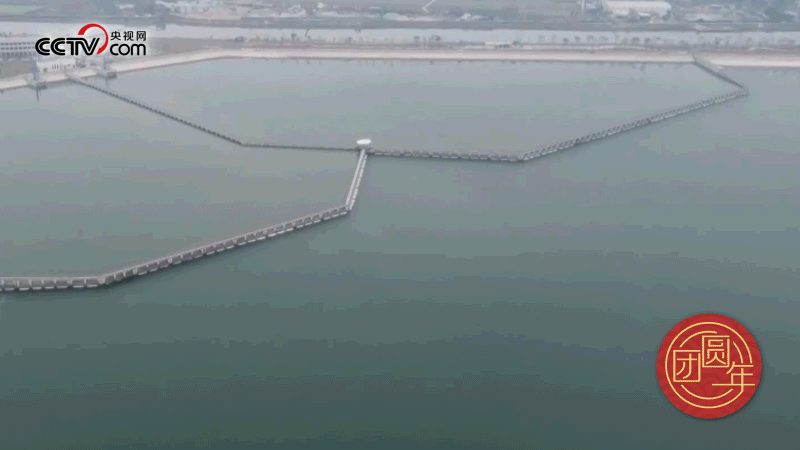 △西江潛地行，潤澤大灣區(qū)。珠江三角洲水資源配置工程西起廣東佛山順德西江干流鯉魚洲，穿越獅子洋，東至深圳公明水庫，是世界上流量最大的長距離有壓調水工程。