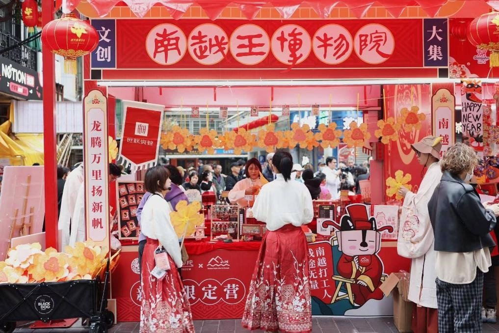 在西湖花市的南越王博物院攤位，文創(chuàng)與花市的跨界融合吸引了不少市民游客駐足。（南越王博物院供圖）