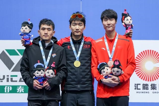 1月12日，“十四冬”速度滑冰（公開組）男子500米比賽，冠軍黑龍江隊選手高亭宇（中）、亞軍遼寧隊選手楊濤（左）、季軍河北隊選手李添龍在頒獎儀式上合影。新華社記者 王楷焱 攝