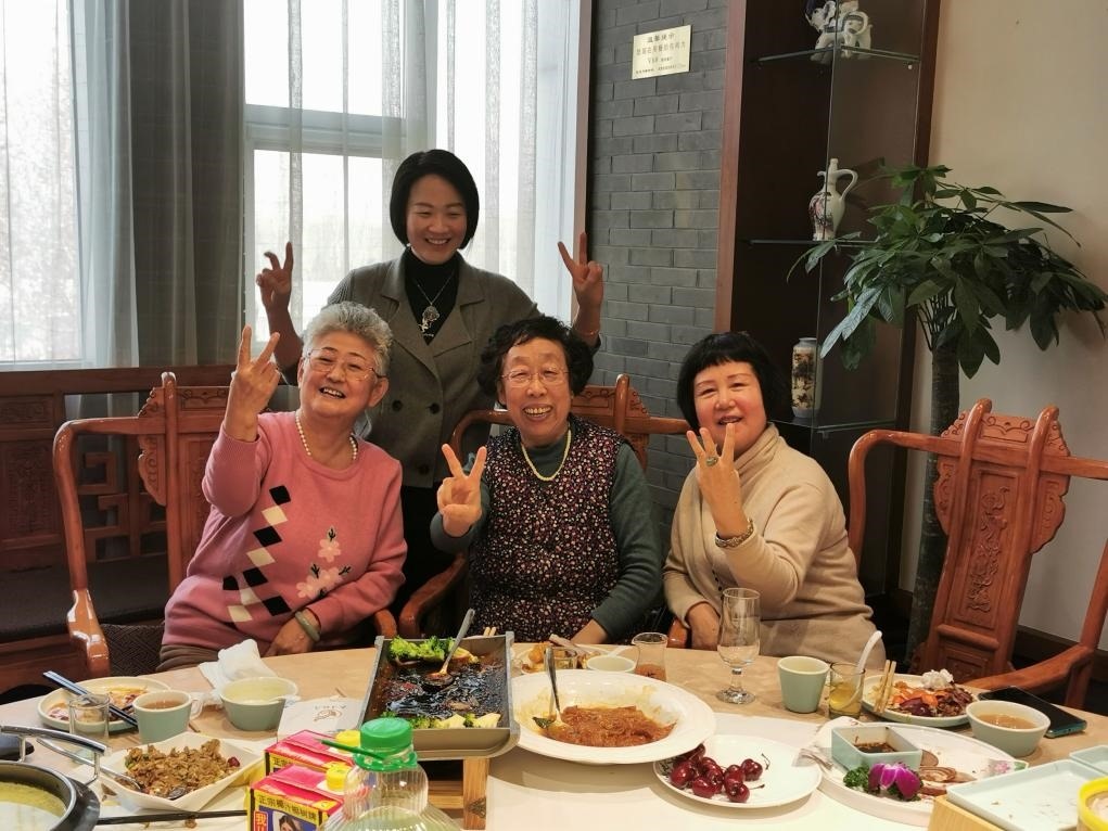 吳釗（前排左一）和鄰居一起在天津過年。（采訪對(duì)象供圖）