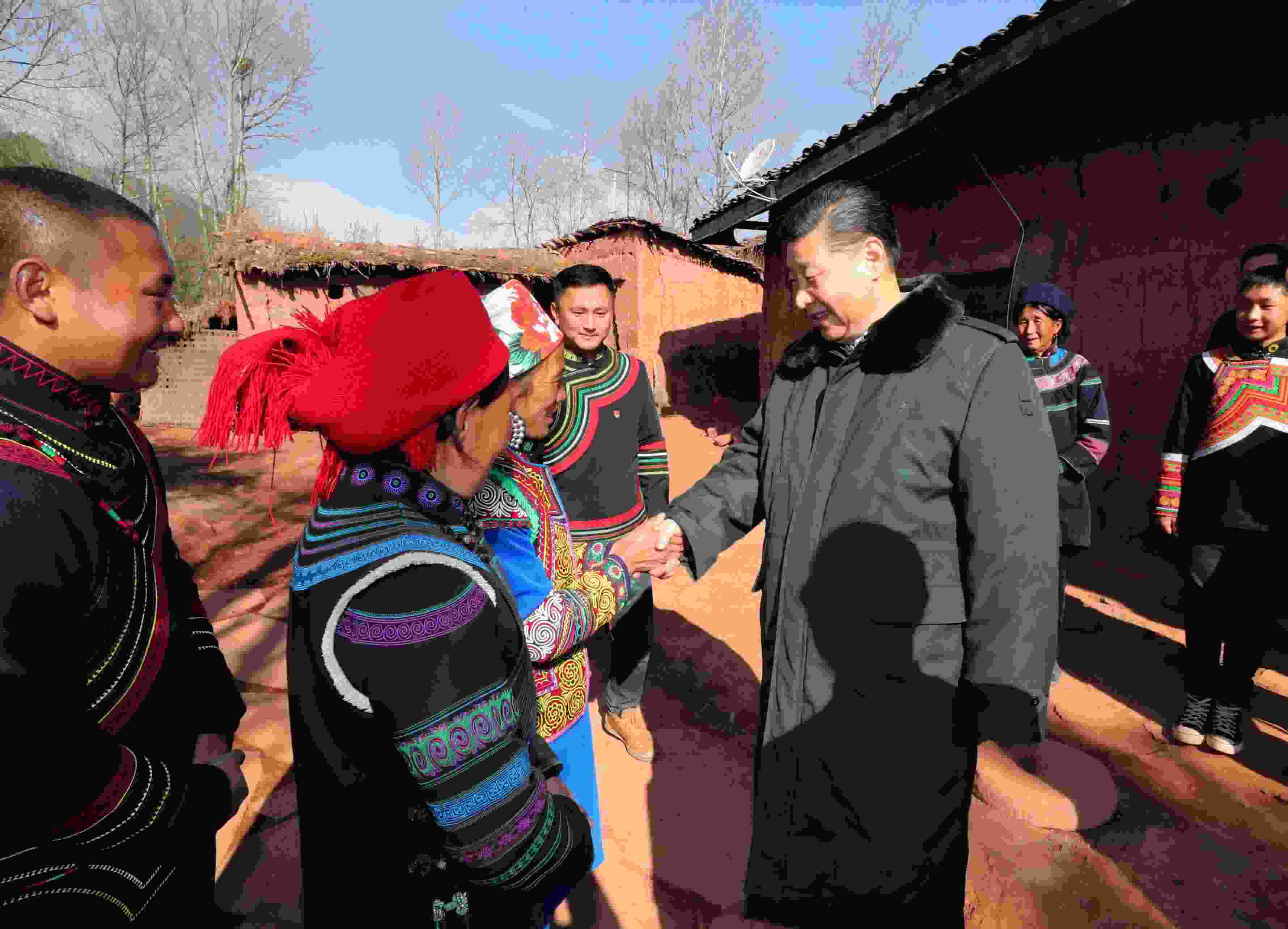 △ 2018年2月11日，習(xí)近平總書記驅(qū)車2個(gè)多小時(shí)，從四川西昌市來到位于大涼山深處的昭覺縣三岔河鄉(xiāng)三河村、解放鄉(xiāng)火普村，走進(jìn)彝族貧困群眾家中，看實(shí)情、問冷暖、聽心聲，同當(dāng)?shù)馗刹咳罕姽采叹珳?zhǔn)脫貧之策。