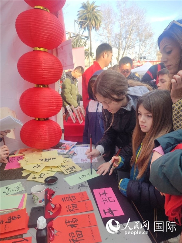 羅馬當(dāng)?shù)孛癖妼?duì)漢字充滿興趣。人民網(wǎng)記者鄭彬攝