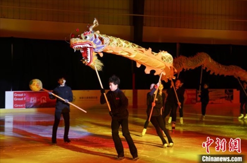 當(dāng)?shù)貢r(shí)間2月17日晚，作為農(nóng)歷甲辰龍年“歡樂(lè)春節(jié)”系列活動(dòng)之一，別具特色的青少年冰上春晚在加拿大多倫多舉行。圖為青少年表演冰上舞龍。 中新社記者 余瑞冬 攝