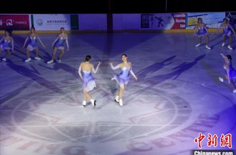 當(dāng)?shù)貢r(shí)間2月17日晚，青少年冰上春晚在加拿大多倫多舉行。圖為曾獲加拿大全國(guó)冠軍的一支青少年花滑隊(duì)進(jìn)行集體自由滑表演。 中新社記者 余瑞冬 攝