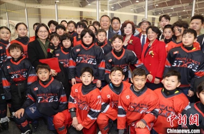 當(dāng)?shù)貢r(shí)間2月17日晚，青少年冰上春晚在加拿大多倫多舉行。圖為中國(guó)駐多倫多總領(lǐng)事羅偉東和主辦方代表、與會(huì)嘉賓與“未來(lái)之星”冰球隊(duì)華裔少年冰球手們合影。 中新社記者 余瑞冬 攝