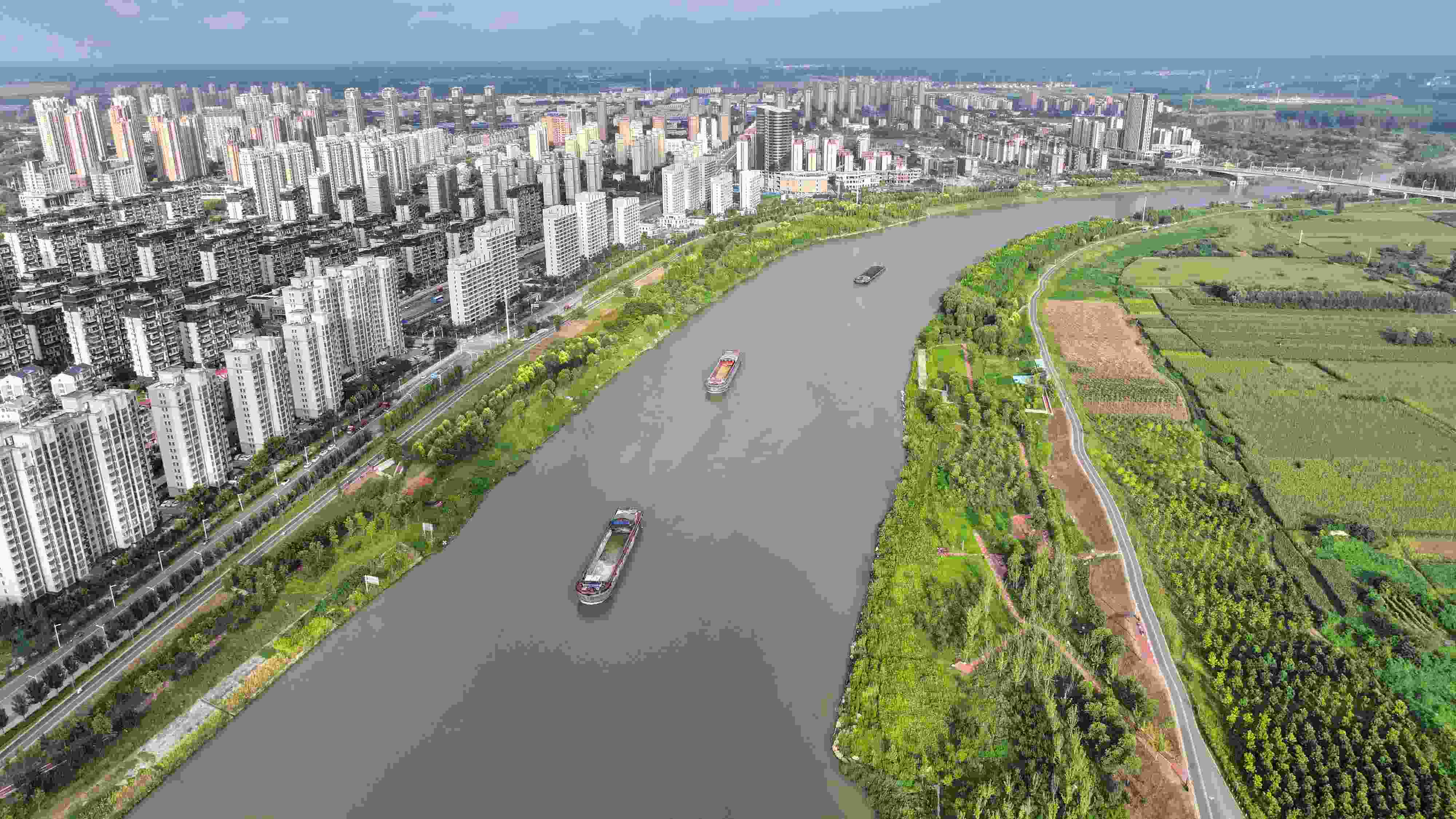 △ 2023年8月21日，安徽阜陽，初秋時節(jié)，界首城市建設(shè)與沙潁河水系、橋梁和綠植相映襯，構(gòu)成一幅生態(tài)宜居的美麗畫卷。