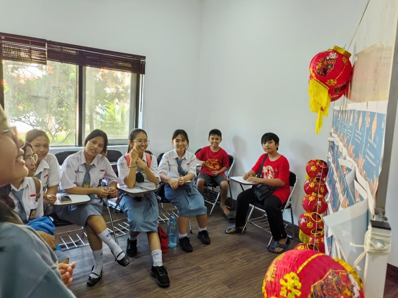 學(xué)生們踴躍參與猜燈謎活動。巴陵康孔子學(xué)院供圖