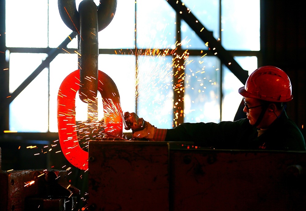 △ 2024年2月17日，青島市，即墨區(qū)靈山街道一家錨鏈企業(yè)，工人正在忙碌。