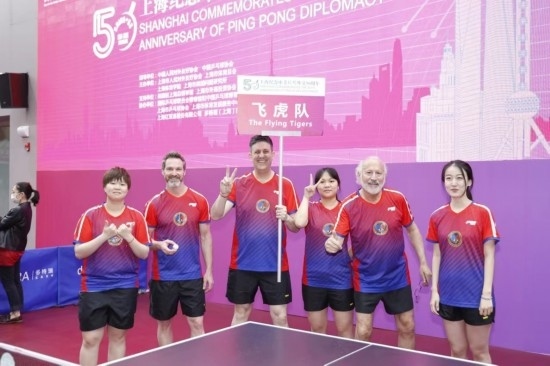 2021年，歐君廷（左三）參加上海紀念中美乒乓外交50周年活動