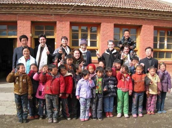 2008年，歐君廷帶領美國大學生到甘肅一所村辦小學訪問教課