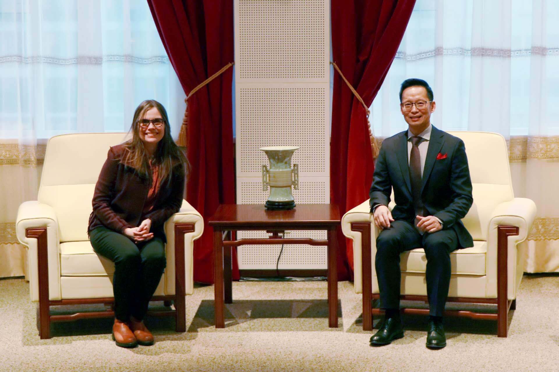 冰島總理雅各布斯多蒂爾（右一）與中國駐冰島大使何儒龍合影。中國駐冰島大使館供圖