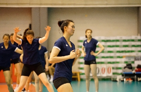 張常寧（右二）在訓(xùn)練中。人民網(wǎng)記者李乃妍攝