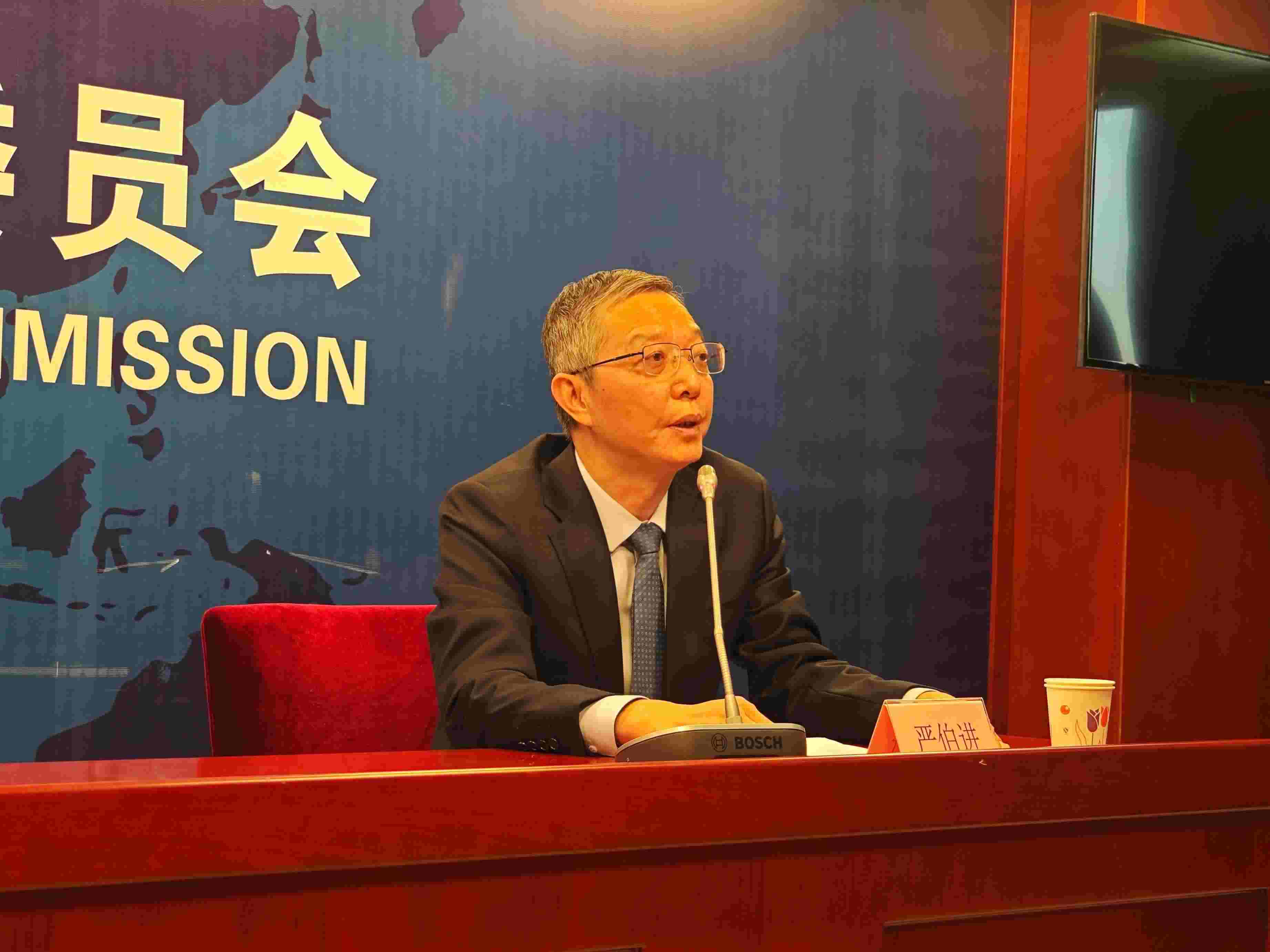 2月23日，嚴(yán)伯進(jìn)在證監(jiān)會(huì)例行新聞發(fā)布會(huì)現(xiàn)場(chǎng)。 人民網(wǎng) 黃盛 攝