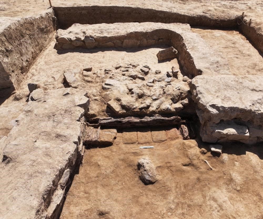 這是都蘭熱水墓群北一區(qū)M37號(hào)（“羊圈墓”）祭祀建筑的木質(zhì)門(mén)構(gòu)。