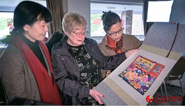 贈(zèng)送舟山漁民畫。人民網(wǎng) 郭錦標(biāo)攝