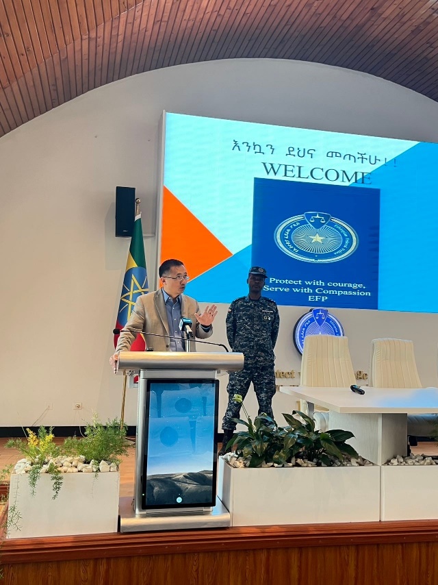 圖為駐埃塞使館首席館員申欽民公參致辭。亞的斯亞貝巴大學(xué)孔子學(xué)院供圖