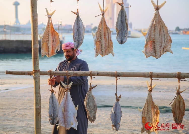  手工藝者展示如何晾曬魚干。人民網(wǎng) 塔里克·易卜拉欣攝