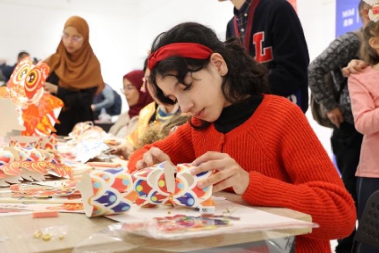 參與者在制作元宵彩燈。拉巴特中國文化中心供圖