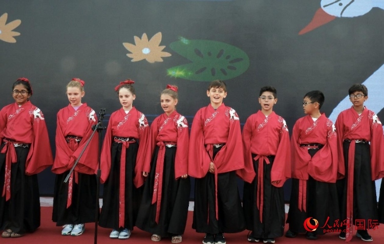 來自世界各地的小朋友一同誦讀中國古詩。人民網(wǎng) 滕婧含攝