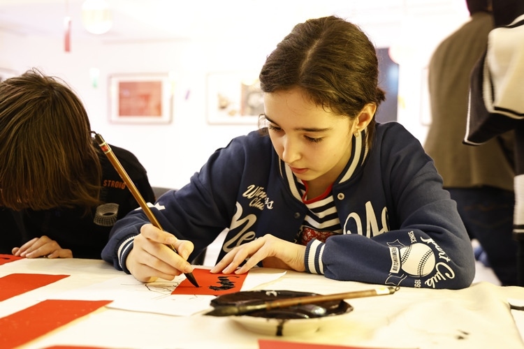 羅馬尼亞小朋友書(shū)寫(xiě)毛筆字。中國(guó)文化中心供圖