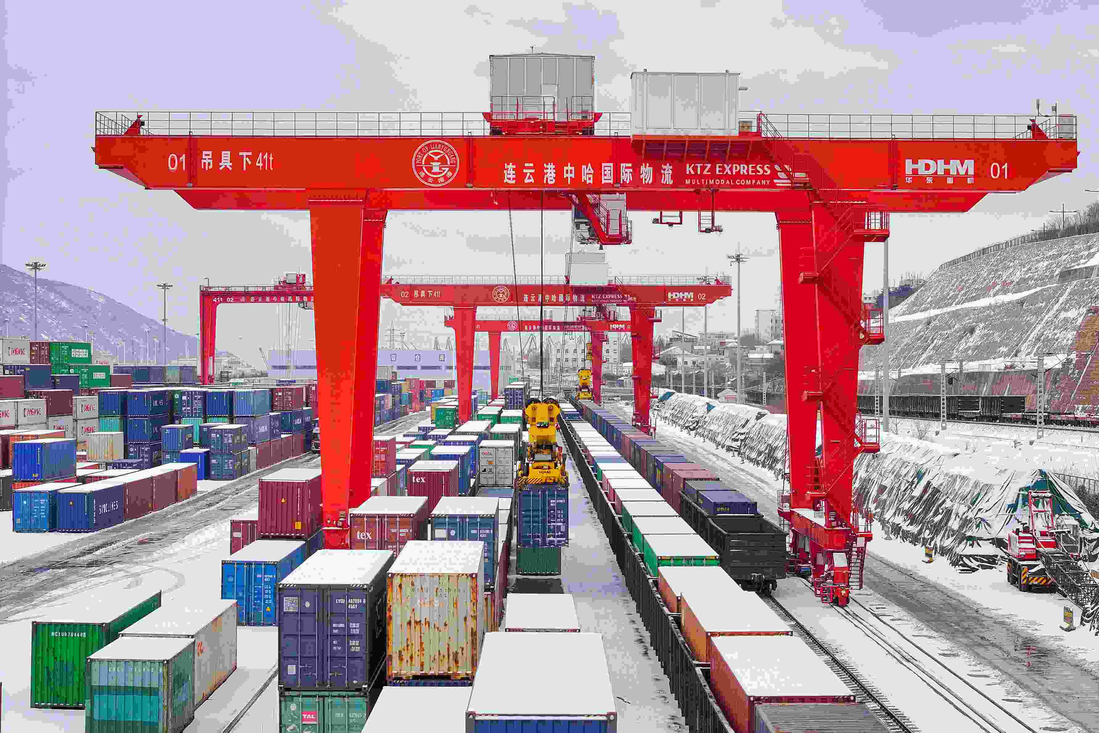 2024年2月22日，江蘇省連云港市中哈連云港物流合作基地，大型機械正在吊裝集裝箱。