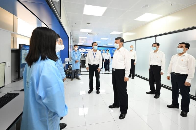 2023年7月6日，習(xí)近平總書記在江蘇南京市考察紫金山實(shí)驗(yàn)室時(shí)，同科研人員親切交流。