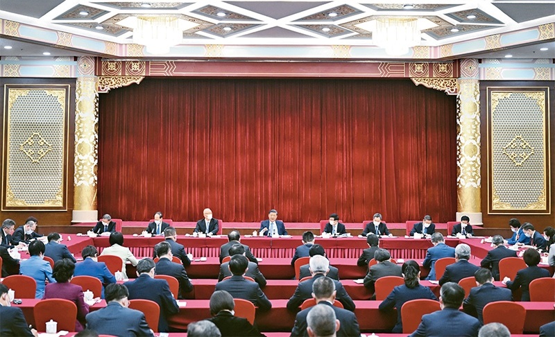 2023年3月6日，中共中央總書記、國家主席、中央軍委主席習近平看望參加全國政協(xié)十四屆一次會議的民建、工商聯(lián)界委員，并參加聯(lián)組會，聽取意見和建議。中共中央政治局常委、全國政協(xié)十四屆一次會議主席團會議主持人王滬寧，中共中央政治局常委蔡奇、丁薛祥參加看望和討論。 新華社記者 謝環(huán)馳/攝