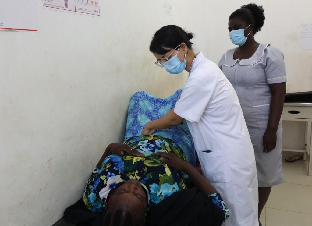 2023年2月27日，在塞拉利昂首都弗里敦，一名中國醫(yī)療隊的醫(yī)生正在為患者檢查身體。